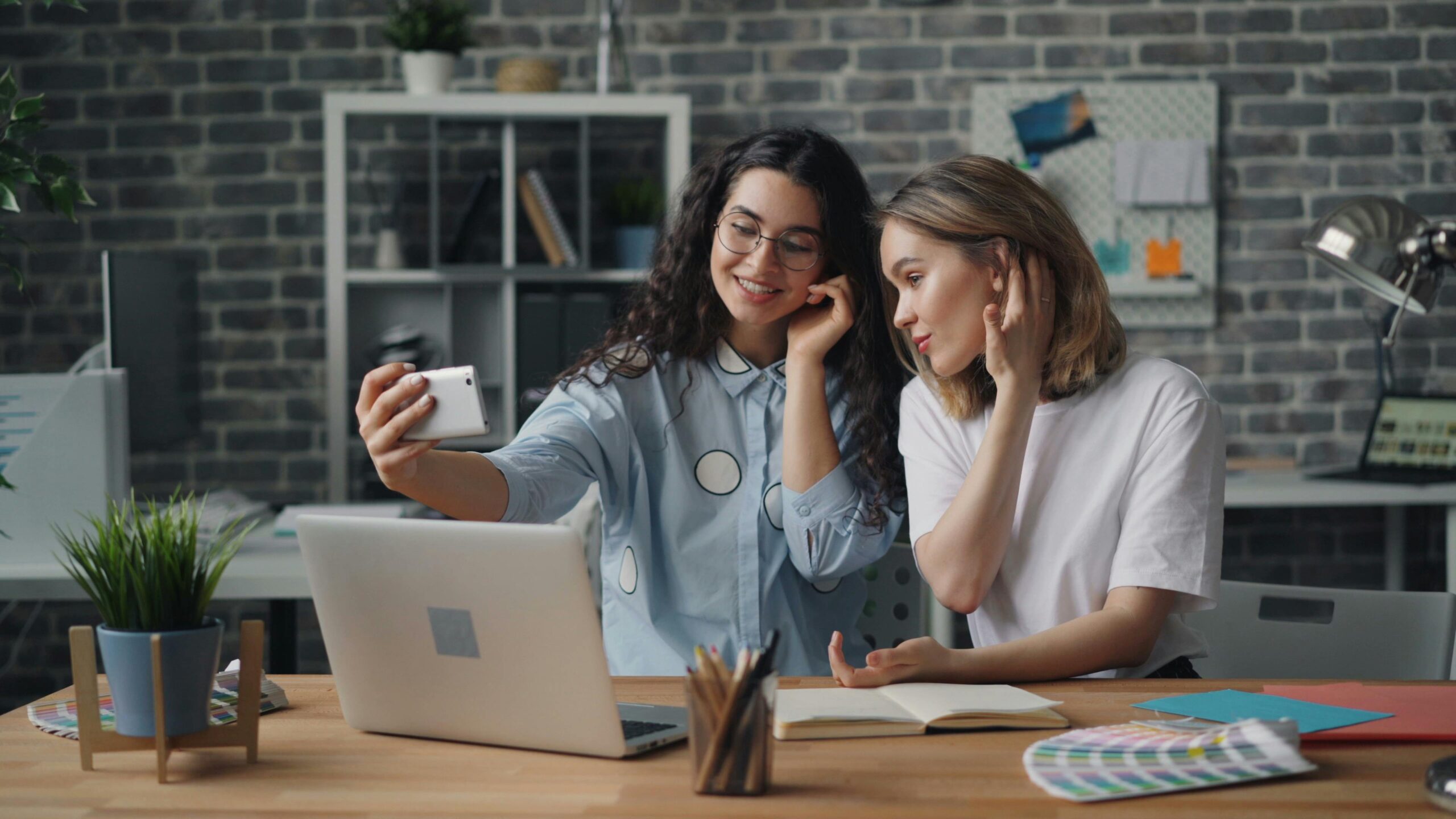 Chancen der Content Creation: Zielgruppen und Monetarisierung 3 Kostenloses Stock Foto zu anstellung, arbeit, arbeitsplatz