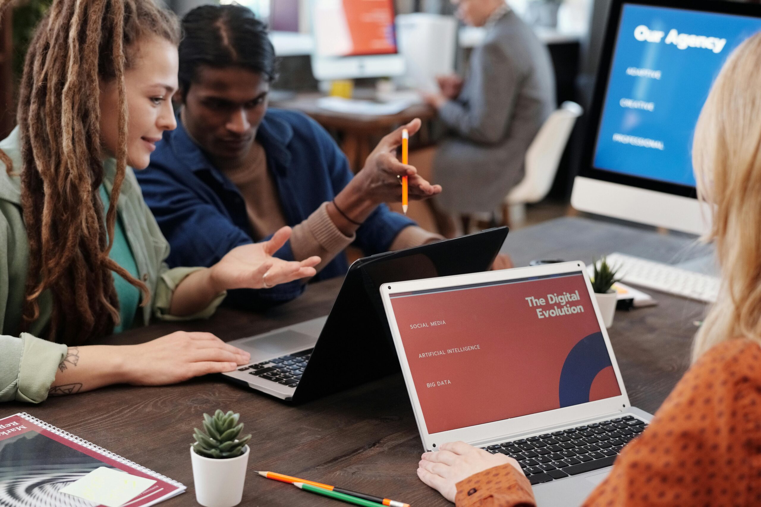 Künstliche Intelligenz im Business: Definition und Anwendungen 3 Kostenloses Stock Foto zu agentur, arbeiten, arbeitsplatz