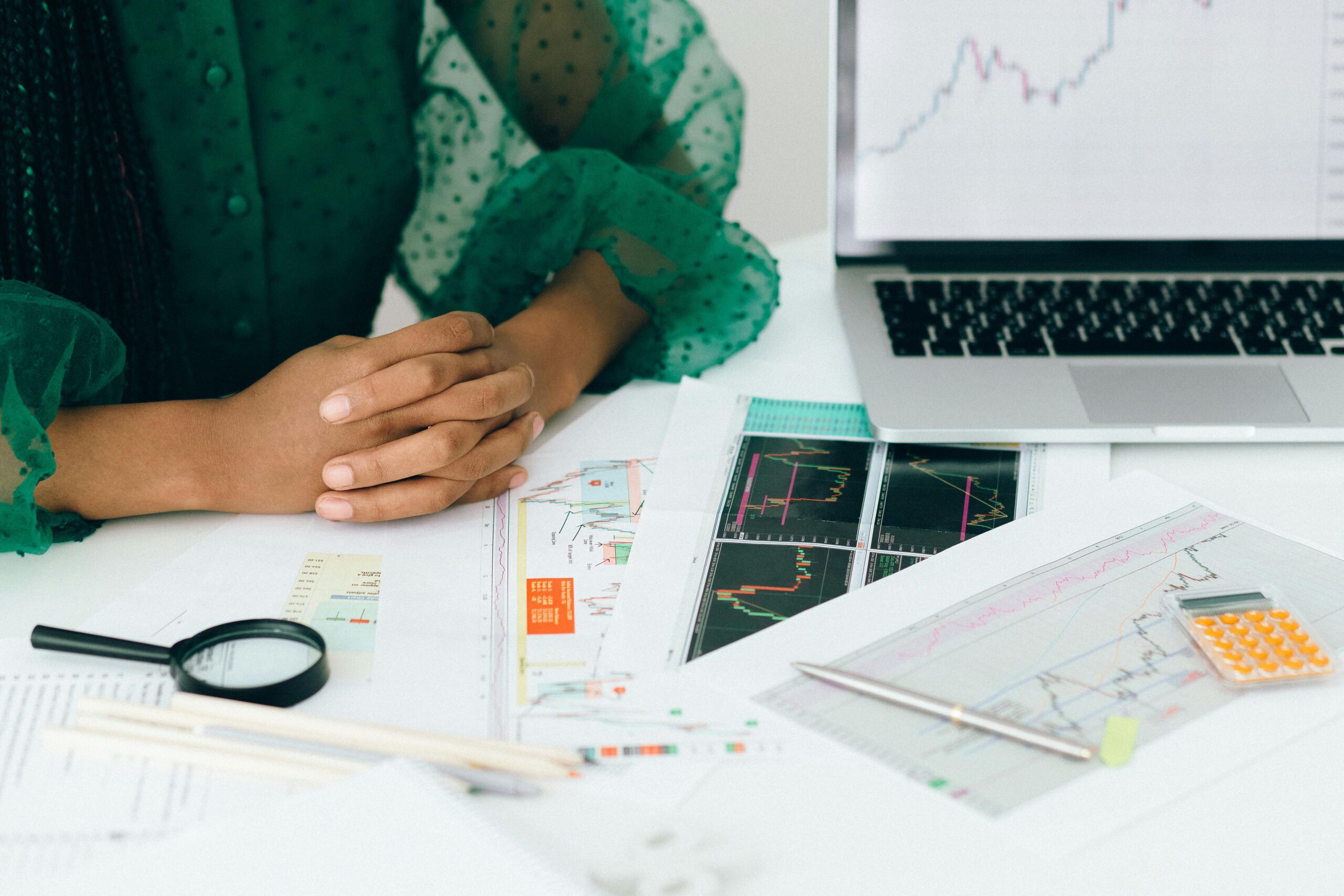 Online Geld verdienen: Geschäftsmodelle und Erfolgstipps 3 Kostenloses Stock Foto zu afroamerikaner, aktien und aktien, aktienanalyse