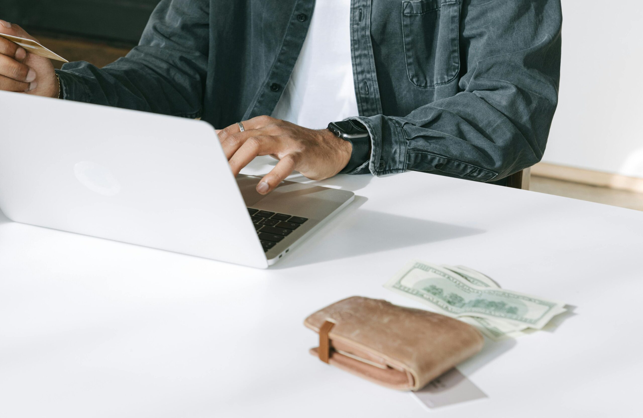 Affiliate Marketing: Erfolgreich Geld online verdienen 1 Kostenloses Stock Foto zu arbeitsplatz, arbeitsplatz im innenbereich, brieftasche