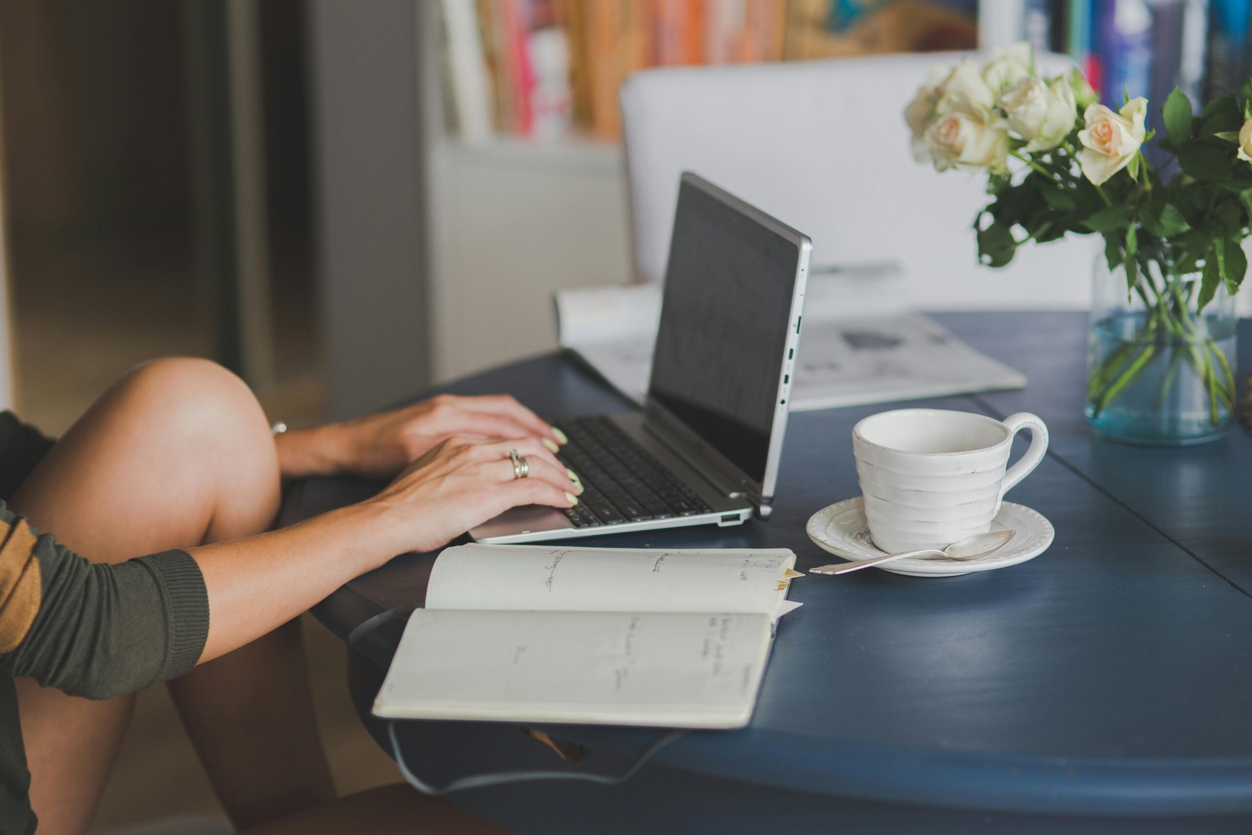 Tipps für erfolgreiches Affiliate-Marketing 2 Person, Die Schwarzen Und Silbernen Laptop Computer Verwendet