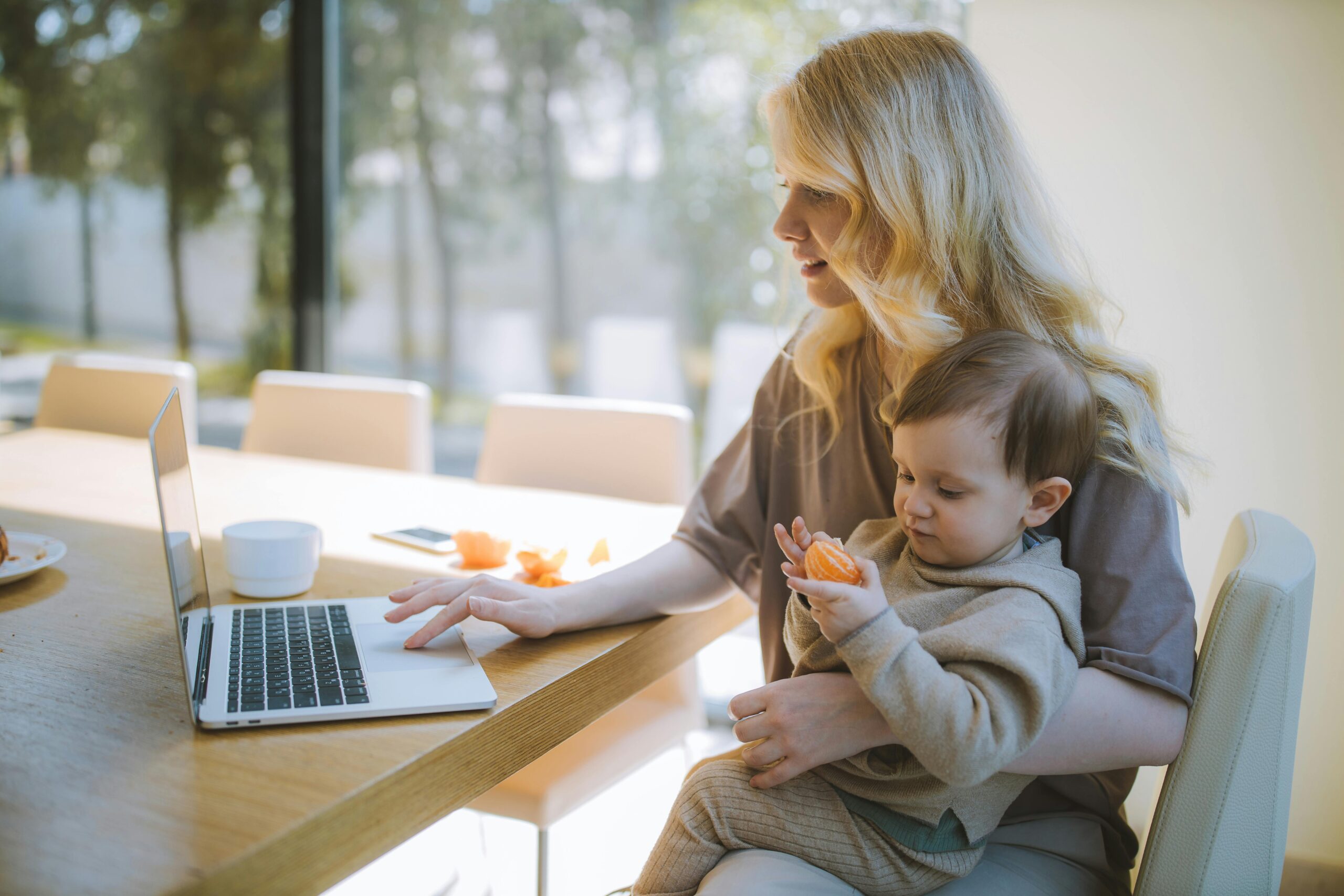 Monetarisierung einer Webseite: Das 1-Euro-Business Konzept 2 Kostenloses Stock Foto zu #indoor, arbeit, arbeiten