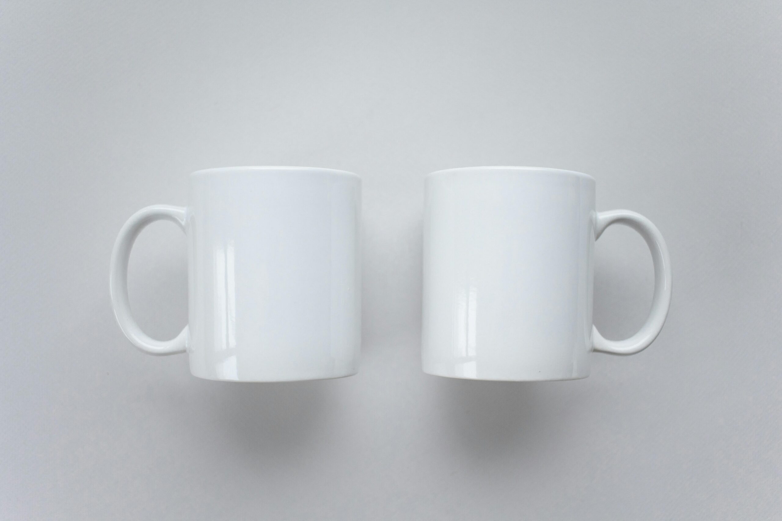 Einnahmen mit Minikursen generieren: Ein Leitfaden 2 Kostenloses Stock Foto zu becher, branding, designvorlage
