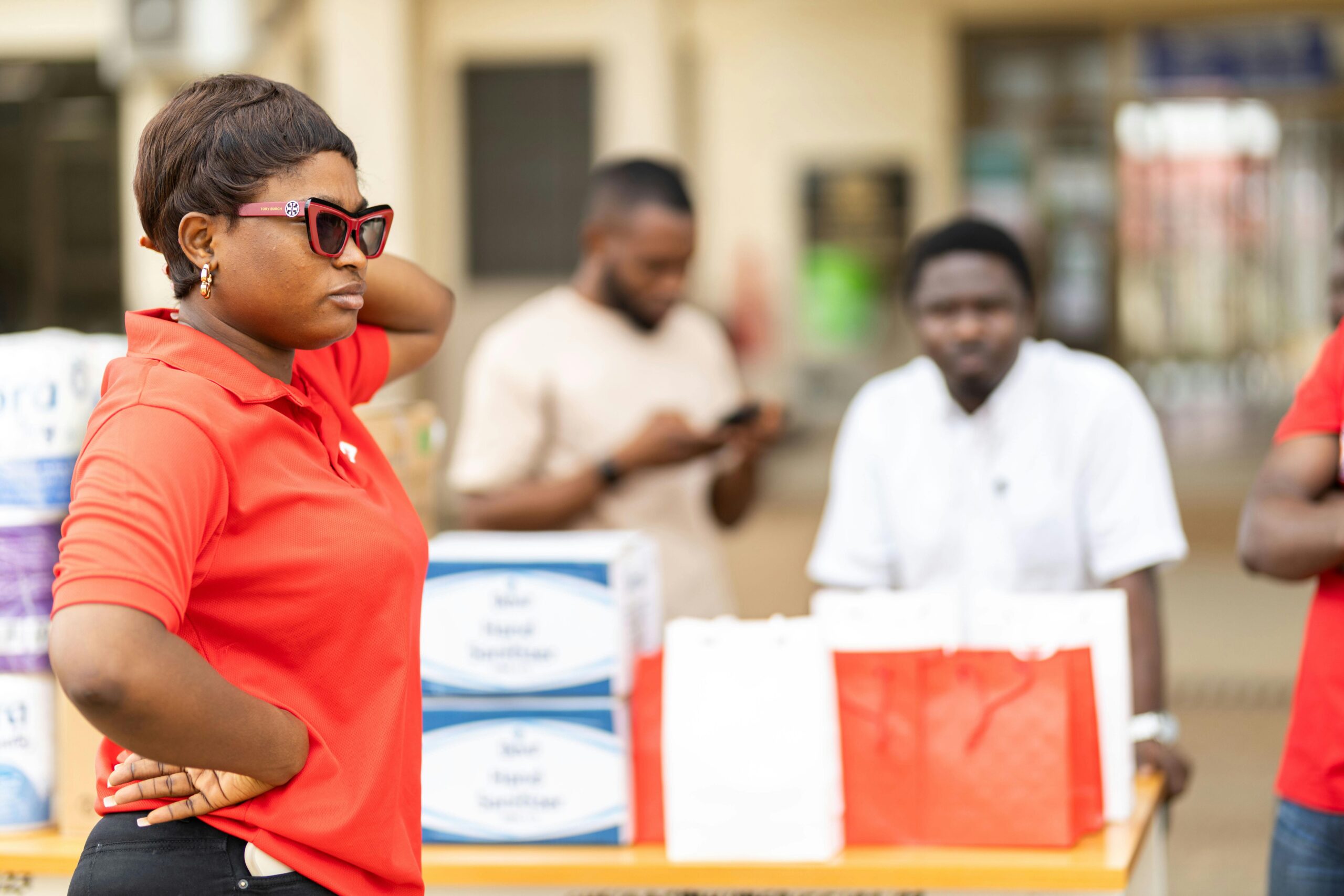 Affiliarena 1‑Euro‑Business: Chancen, Risiken & Praxistipps 2 Eine lebhafte Marktszene unter freiem Himmel, wo Menschen in der Nähe von Einkaufstüten und verpackten Waren miteinander interagieren.